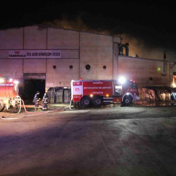 Sakarya’da geri dönüşüm tesisinde yangın: 8 işçi dumandan etkilendi-resim-4