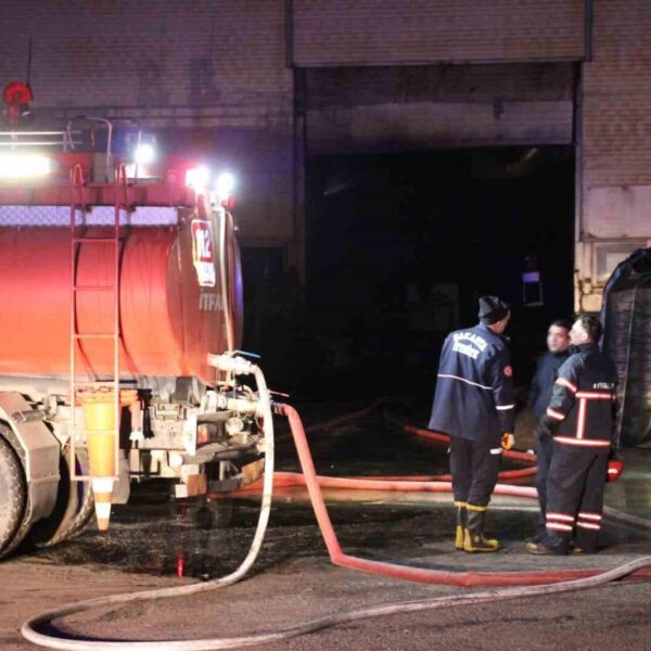 Sakarya’da geri dönüşüm tesisinde yangın: 8 işçi dumandan etkilendi-resim-6