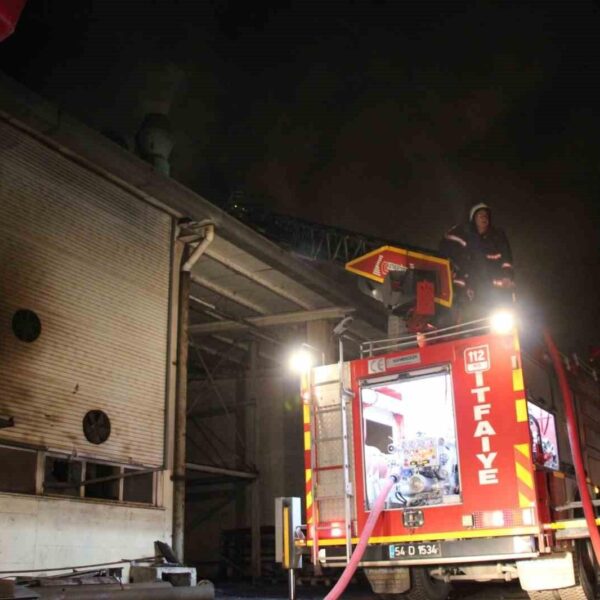 Sakarya’da geri dönüşüm tesisinde yangın: 8 işçi dumandan etkilendi-resim-8