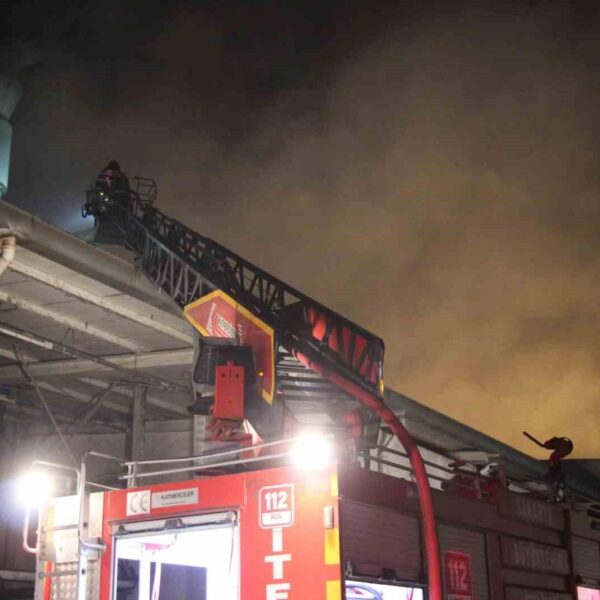Sakarya’da geri dönüşüm tesisinde yangın: 8 işçi dumandan etkilendi-resim-9
