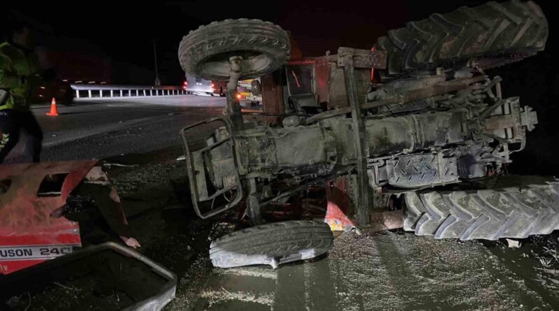 Samsun'da Tır Çarptığı Traktörde 2 Kişi Yaralandı 1