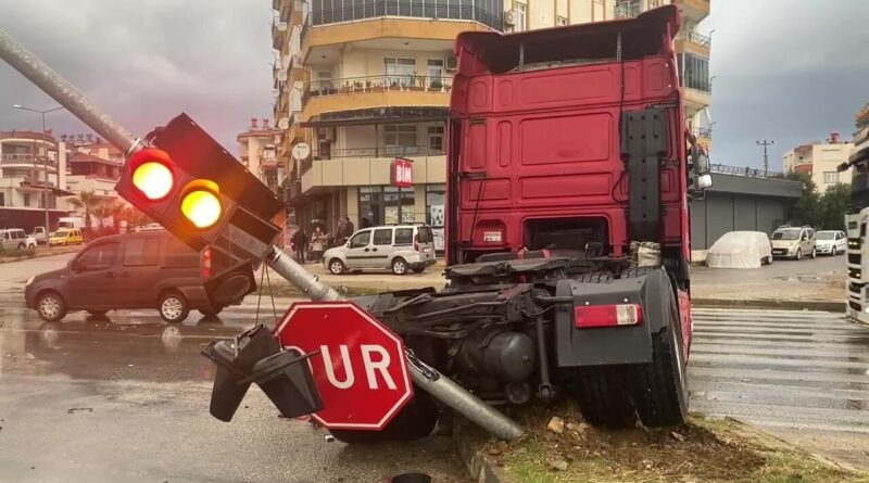 Serik'te Tır Çarpışması: Bir Sürücü Yarası 1