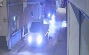 Sürücünün kamyoneti kaldırımdaki polisine çarptığı güvenlik kamerasına yansıdı-7
