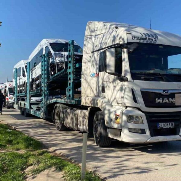 Tırla çarpışan Fiat Tofaş otomobil parçalandı: 4’ü çocuk 6 yaralı-resim-1