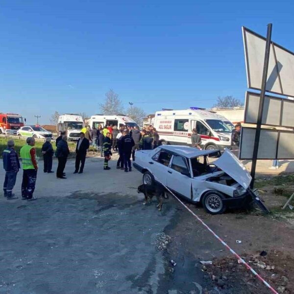 Tırla çarpışan Fiat Tofaş otomobil parçalandı: 4’ü çocuk 6 yaralı-resim-2