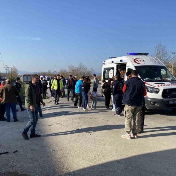 Tırla çarpışan Fiat Tofaş otomobil parçalandı: 4’ü çocuk 6 yaralı-resim-3