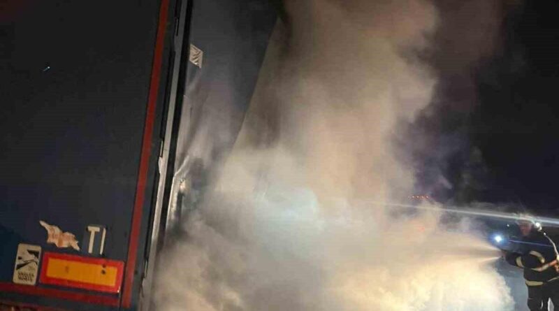 Tosya D100 Karayolu'nda tırın dorsesinde çıkan yangın söndürüldü 1