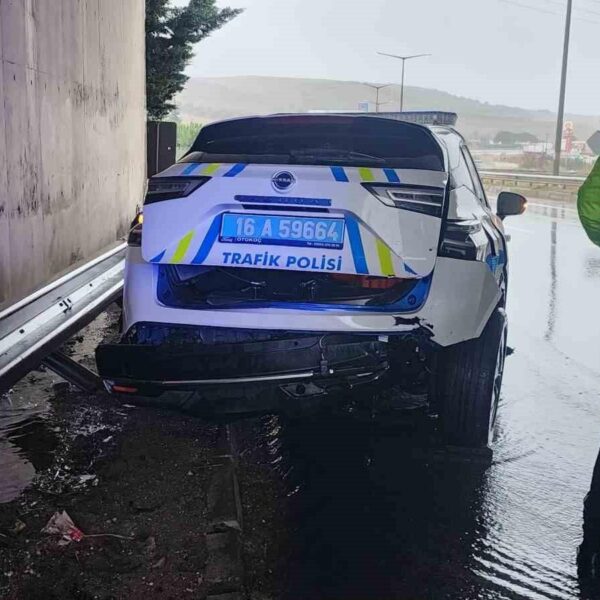 Trafik Ekiplerinin Çarpması Sonucu Yeni Araç Kullanılamaz Hale Geliyor-5
