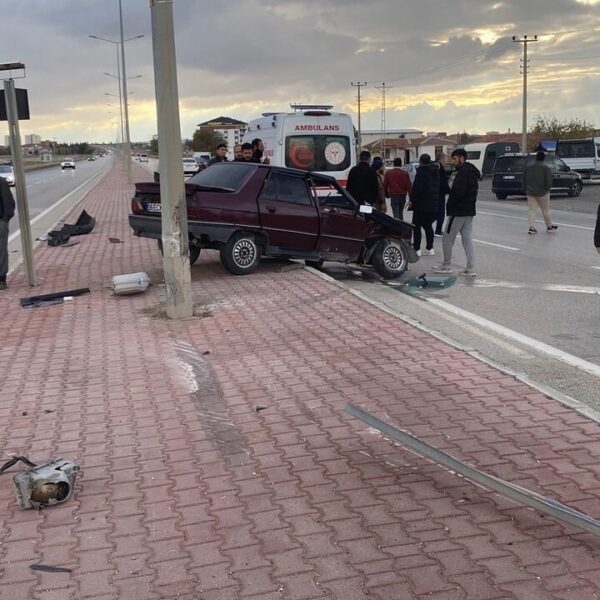Trafik kazasında yaralı sürücü ambulansla kaldırıldı
