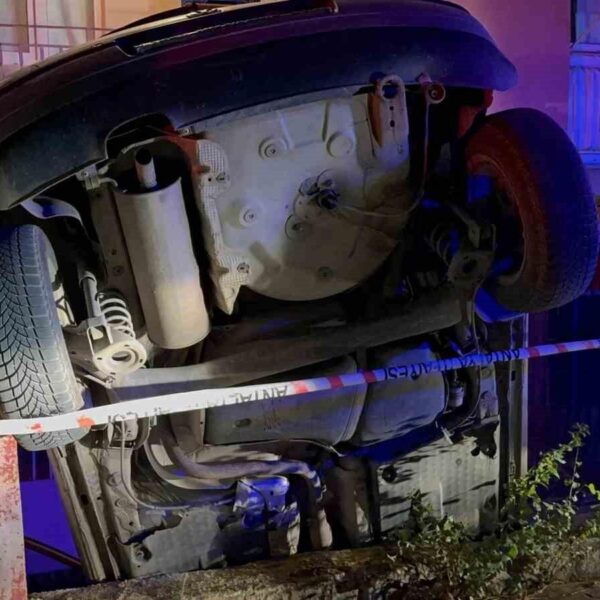 Yaralı sürücü araçtan çıkarılıyor-3