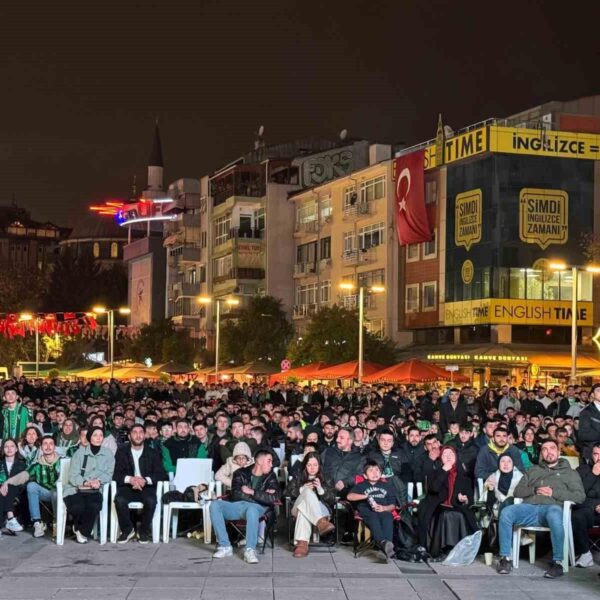 Yasak engel olamadı: Kocaelisporlular dev ekran başında coştu
-10