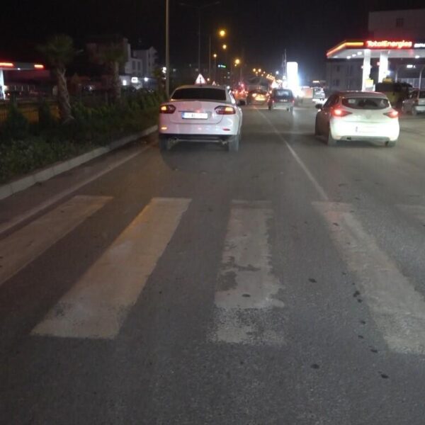 Yaşlı kadın 3 tekerlekli bisiklet ile yaya geçidinde kazaya karışıyor-1