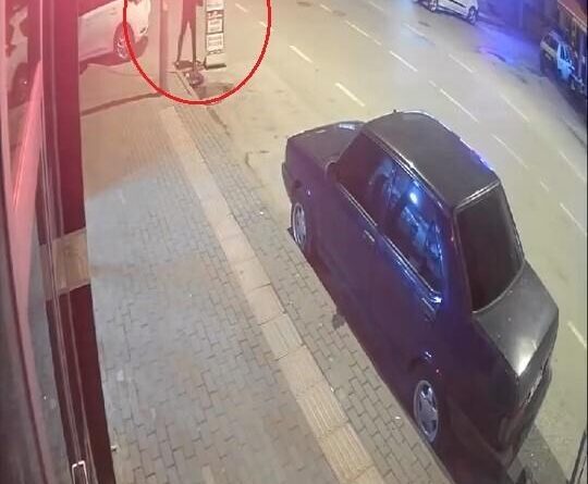 Yoldan aldığı tabela ile dükkana saldırdı 1