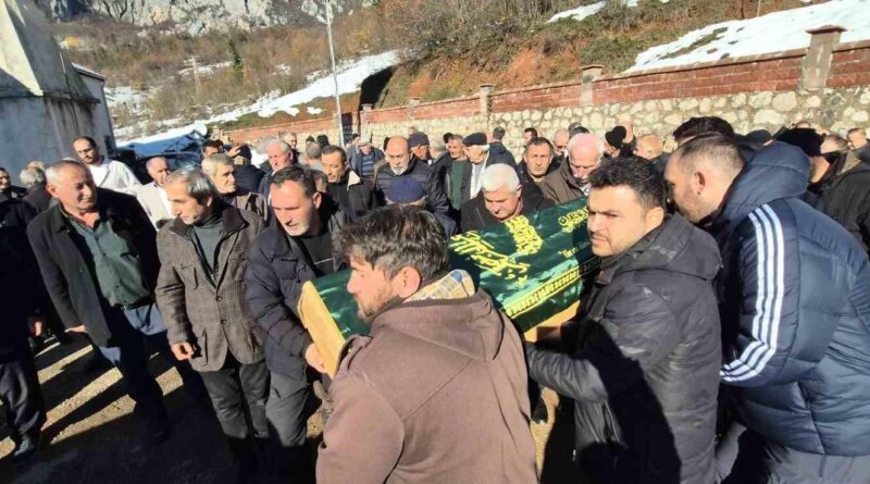Zonguldak’ta Tır Çarptığı Gazeteci İbrahim Poyraz'ın Cenazesi Bartın Söğütlü Köyü'nde Defnedildi 1