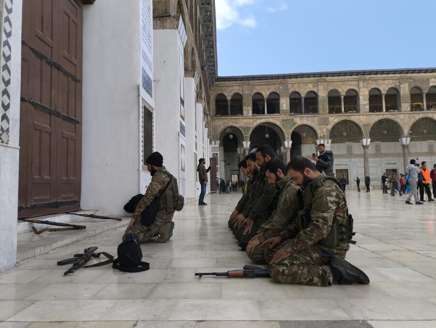 emevi camiinde namaz kılmak