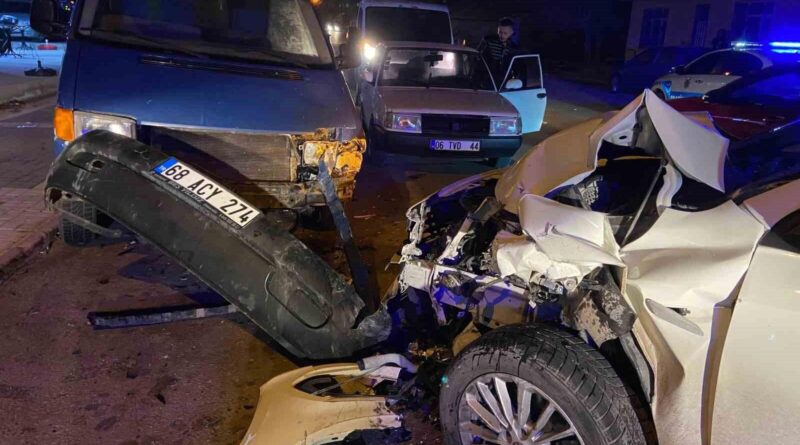 Aksaray’da Park Halindeki Büse Çarptı Ancak Sürücü Kanamasız Kurtuldu 1