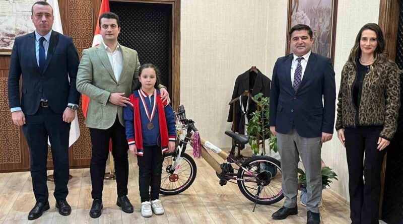 Altıntaş Kaymakamı Eylül Hayme Girgin'i Türkiye Birincisi Olduğu Resim Yarışması'nda Teşvik Etti 1