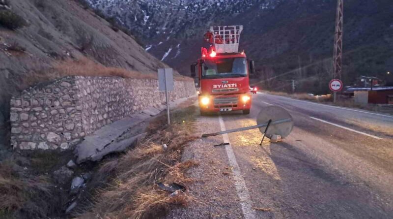 Artvin Ardanuç'ta sürücünün çarptığı trafik levhaya ilişkin kazada 3 kişi yaralandı 1
