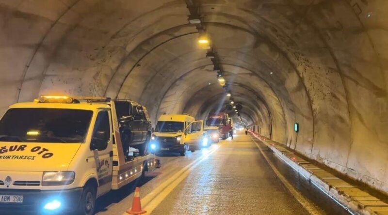 Artvin'de Deriner 3 Tüneli girişinde heyelan meydana geldi 1