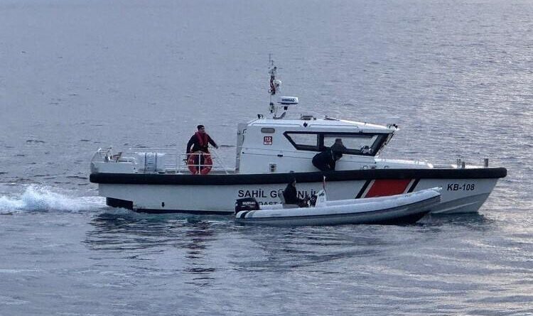 Aydın'ın Kuşadası'nda Sahil Güvenlik Ekipleri Göçmen Kaçakçısı Şüphelisini Yakalar 1