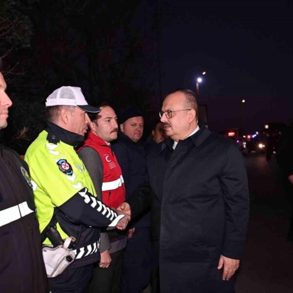 Aydın Valisi Yakup Canbolat, polis ve jandarma ekipleriyle yeni yılını kutluyor.-1