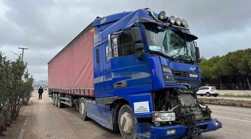 Balıkesir Bandırma'da Kaza: Tır Sürücüsü, Kamyona Çarptı ve Hastaneye Kaldırıldı 1