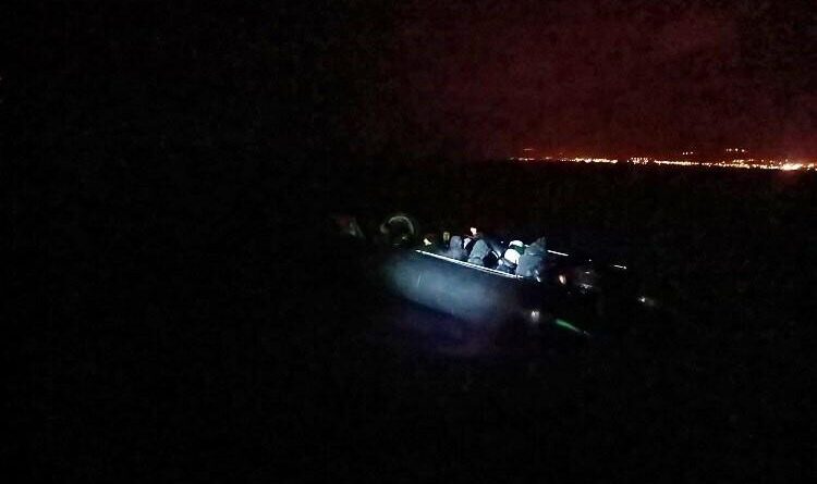 Balıkesir Edremit'in Edinilişinde 14 Çocuklu 20 Düzensiz Göçmen ve 1 Kaçakçı Yakalanır 1
