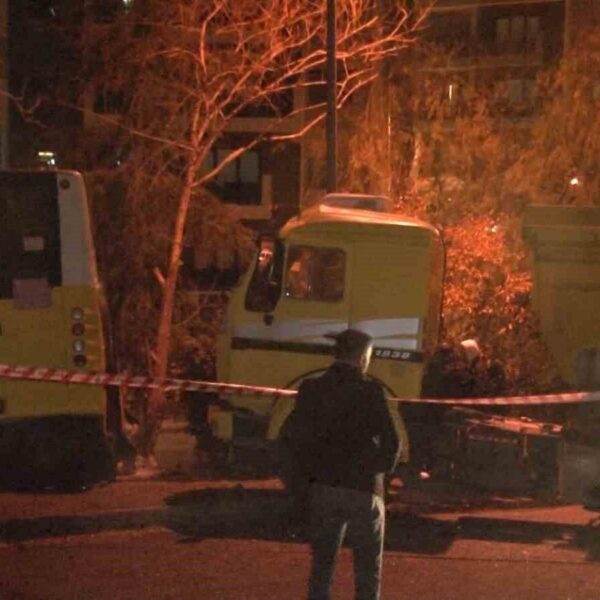 Başakşehir’de kontrolden çıkan İETT otobüsü park halindeki kamyona çarptı: 1 yaralı-resim-1