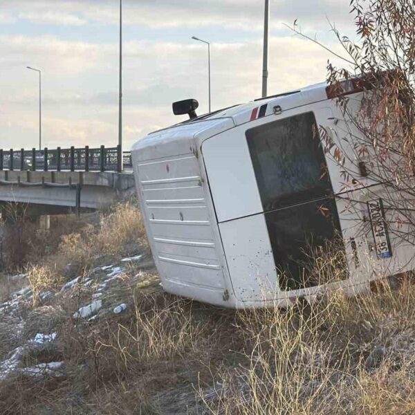 Buzlanma nedeniyle yan yatan minibüs-2