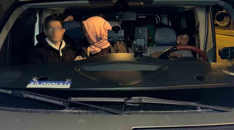 Çanakkale'de 15 Afganistanlı Kaçak Göçmen ve 1 Kaçakçısı Tutuklandı 1