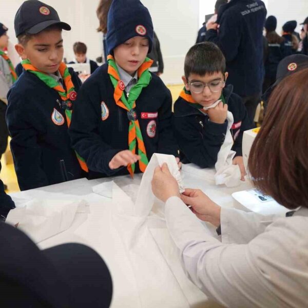 Çocukların düğme dikmek için çalıştıkları bir fotoğraf-1
