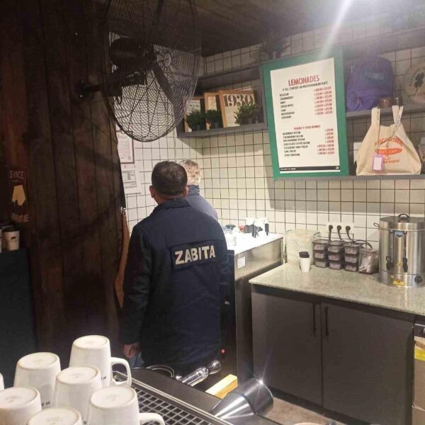 Çorum Belediyesi Zabıta ekiplerinin denetim yaptığı bir kafe-3