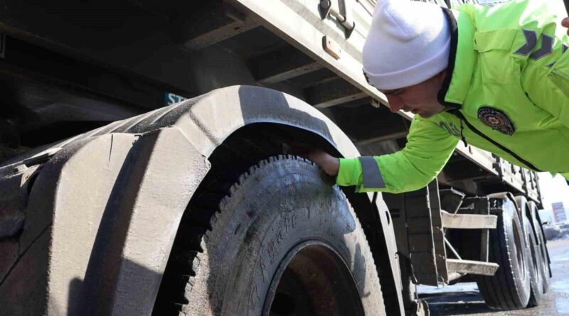 D-100 Bolu Dağı Geçişinde Kış Lastiği Denetimi Yapıldı, Ticari Araçlar İçin Güvenlik Artırıldı 1