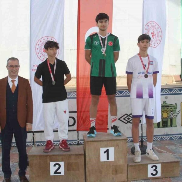Dereceye giren öğrencilere madalya takdim eden protokol üyeleri-2