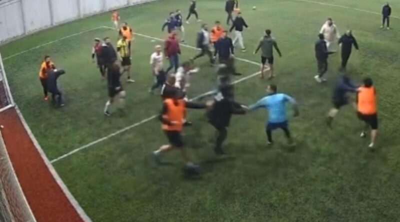 Elazığ'da Halı Sahada Olan Takım Oyuncuları Arasındaki Kavga ve Güvenlik Kameralarına yansımış Olaylar 1