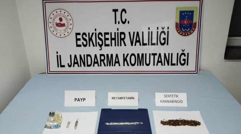 Eskişehir'de Jandarma, Sivrihisar'da 2 Şüpheliyi Uyuşturucu Satış Hakkında Alınan Bilgilere Dayanarak Yakaladı 1