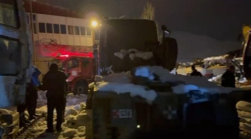 Hakkari'de Cüneyt Özcan'a ait Tavuk Kümesinde Yangın, 70 Tavuk Öldü 1