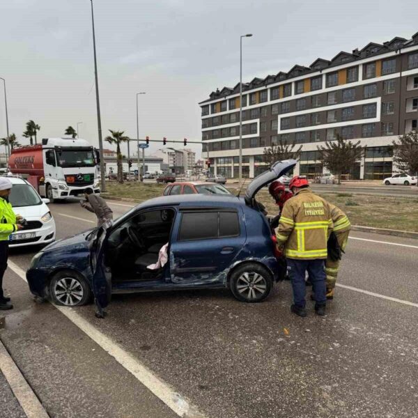 Hız ve dikkatsizlik nedeniyle orta refüje çarpan araç-2