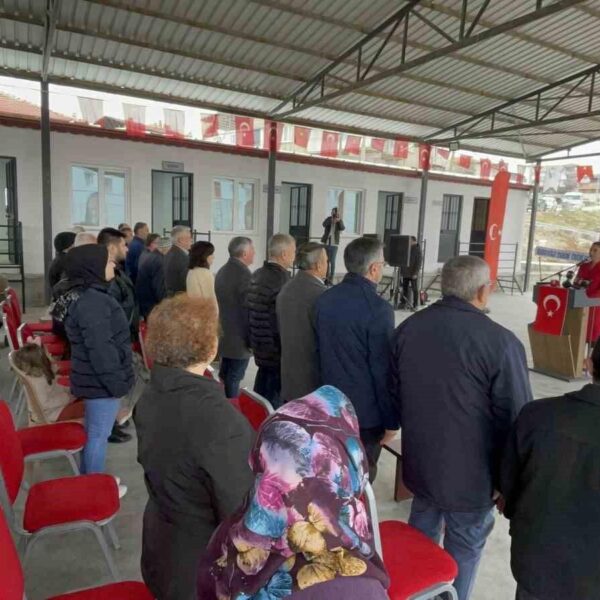 Honaz Belediye Başkanı Yüksel Kepenek ve ekibi sosyal tesisin açılışını gerçekleştiriyor-3