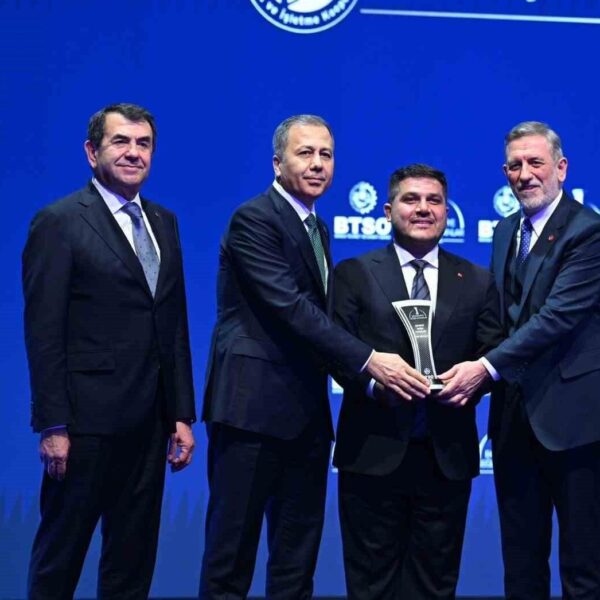İçişleri Bakanı Ali Yerlikaya, ART Group Yönetim Kurulu Başkanı Gökhan Dursun'a ödülü takdim ediyor.