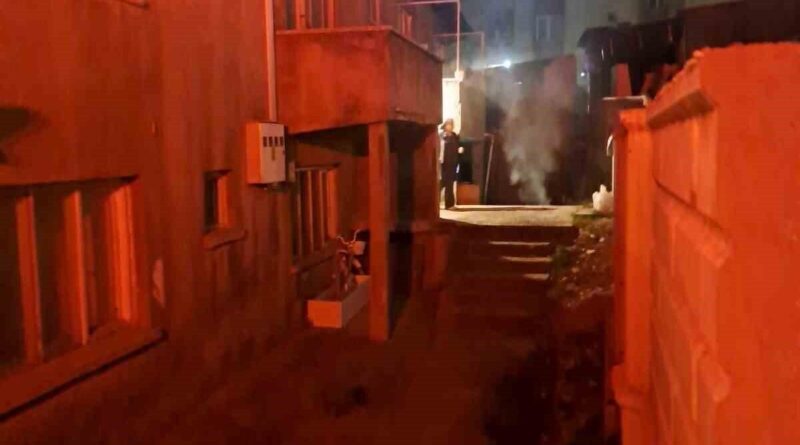 Isparta'da Davraz Mahallesi'nde Serengül K. tarafından yakılan sobanın tıkanması nedeniyle çıkan yangın kontrol altına alındı 1