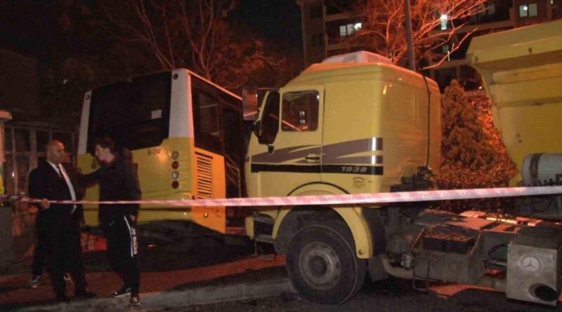 İstanbul Başakşehir’de İETT Otobüsü Kaza Yaptı, Şoför Yaralandı 1