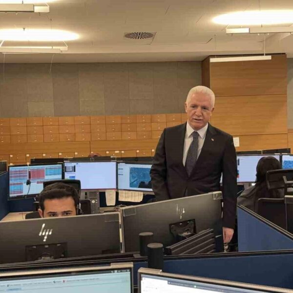 İstanbul Valisi Davut Gül, 112 Acil Çağrı Merkezi'ndeki çalışanları yeni yıl için tebrik ediyor-1