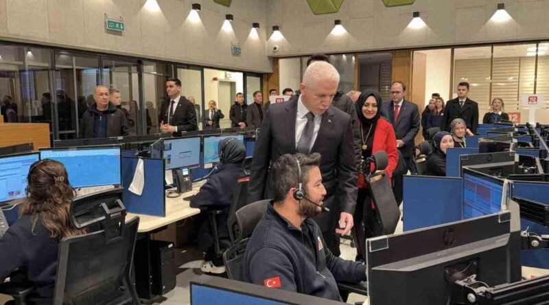 İstanbul Valisi Davut Gül, Yılbaşı Tedbirleri Kapsamında 112 Acil Çağrı Merkezi'ni Ziyaret Etti 1