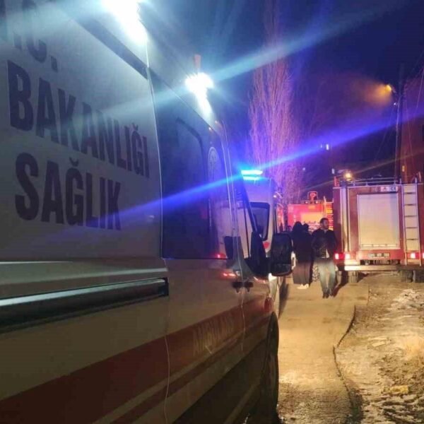 İtfaiye ekipleri yangını söndürüyor-5