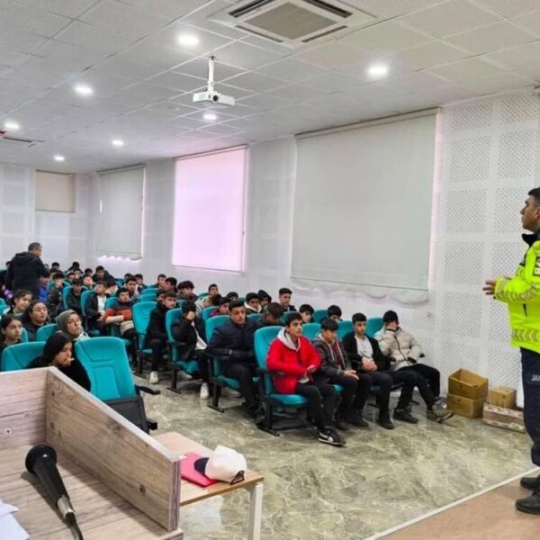 Jandarma Yetkilileri Trafik Kurallarını Öğrencilere Açıklıyor