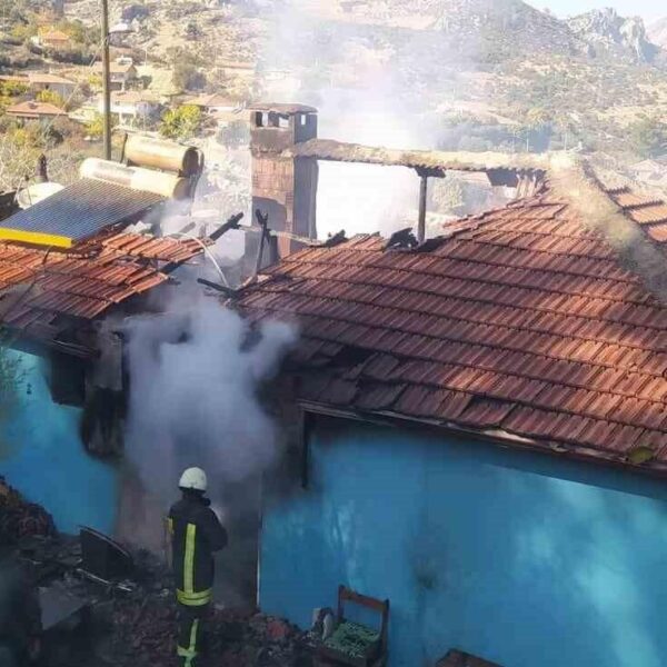 Karaman'da çıkan yangınla tahrip olmuş bir ev-1