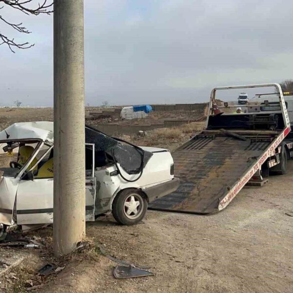 Kaza sonucu araçın beton direğe çarptığı an-3