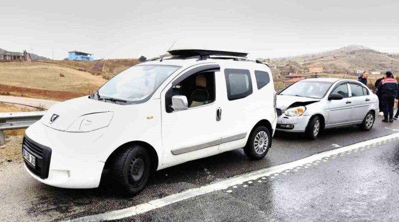 Kırıkkale-Ankara Karayolu 14. Km'sinde Peugeot ile Hyundai Arasında Trafik Kazası: 2 Yaralı 1