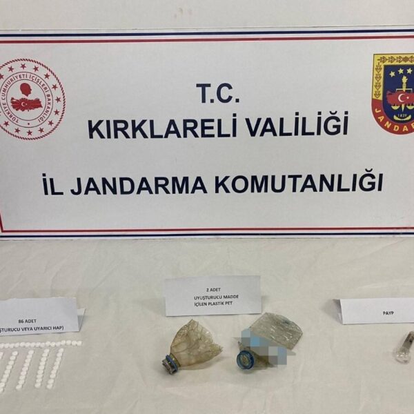 Kırklareli merkezinde uyuşturucu operasyonu sırasında gözaltına alınan şüpheliler-1